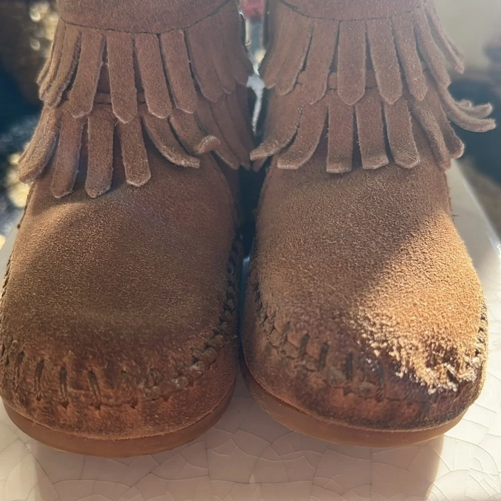 Minnetonka Children's Double Fringe Side Zip Boot, Brown, Leather Suede Size 6